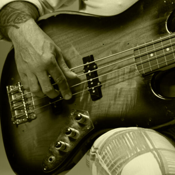 Las manos tocando el bajo